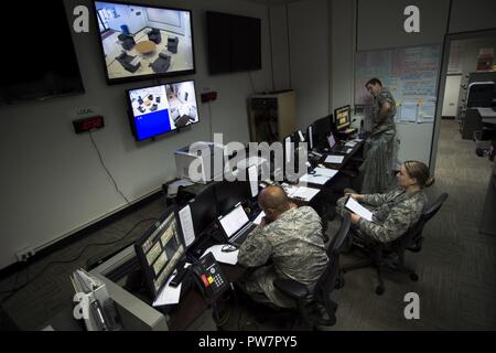 Us Air National Guard Flieger Arbeit in der Post-Befehl auf Muniz Air National Guard Base, Puerto Rico, Sept. 28, 2017. Der Befehl Post ist der zentrale Befehl und Informationen für Flügel und Hilfsaktionen. Stockfoto