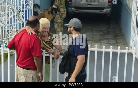 U.S. Coast Guard Investigative Service Agenten eine Katastrophe Hilfsgüter, Lebensmittel und Wasser für die Opfer von Hurrikan Maria in Rio Grande, Puerto Rico, Donnerstag, September 28th, 2017. Stockfoto