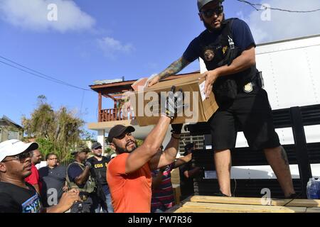 U.S. Coast Guard Investigative Service Agenten eine Katastrophe Hilfsgüter, Lebensmittel und Wasser für die Opfer von Hurrikan Maria in Rio Grande, Puerto Rico, Donnerstag, September 28th, 2017. Stockfoto