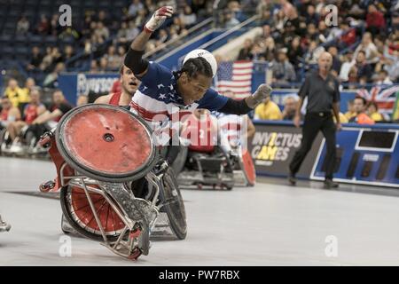 Marine Corps veteran Sgt. Anthony McDaniel ist gestürzt, als Team uns Dänemark im Rollstuhl Rugby semi-finale spielt während der 2017 Invictus Spiele am Mattamy Athletic Center in Toronto am 28. September 2017. Die Invictus Games, von Prinz Harry im Jahr 2014 gegründet, vereint die Verwundeten und verletzten Veteranen aus 17 Nationen für 12 adaptive Sportveranstaltungen, einschließlich Leichtathletik, Rollstuhl basketball Rollstuhl Rugby, Schwimmen, Volleyball, und Neu in der 2017 Spiele, Golf. Stockfoto