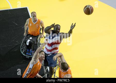 Pensionierte Armee SPC. Anthony Pone erreicht für eine Erholung zwischen den Niederlanden Verteidiger während Basketball Vorrunden während der 2017 Invictus Spiele in Toronto, Kanada, Sept. 28, 2017. Stockfoto