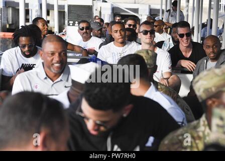PEARL HARBOR (Sept. 27, 2017) die Spieler von den Los Angeles Clippers Basketball Team begleitet Joint Base Pearl Harbor-Hickam (JBPHH) Service Mitglieder auf einer Tour von JBPHH und der USS Arizona Memorial, an Sept. 27. Während auf Oahu für ihre saisonvorbereitung Trainingslager, die gesamte LA Clippers Basketball teams, Trainer und Mitarbeiter nahmen an einer Besichtigung der USS Arizona Memorial. Zusammen mit dem Team, service Mitglieder aus allen Bereichen des Militärs trafen an Merry Punkt Landung, auf JBPHH entfernt, ein Schiff, das sie in die Gedenkstätte nahm zu. Stockfoto