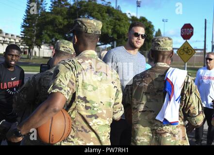 PEARL HARBOR (Sept. 27, 2017) die Spieler von den Los Angeles Clippers Basketball Team begleitet Joint Base Pearl Harbor-Hickam (JBPHH) Service Mitglieder auf einer Tour von JBPHH und der USS Arizona Memorial, an Sept. 27. Während auf Oahu für ihre saisonvorbereitung Trainingslager, die gesamte LA Clippers Basketball teams, Trainer und Mitarbeiter nahmen an einer Besichtigung der USS Arizona Memorial. Zusammen mit dem Team, service Mitglieder aus allen Bereichen des Militärs trafen an Merry Punkt Landung, auf JBPHH entfernt, ein Schiff, das sie in die Gedenkstätte nahm zu. Stockfoto