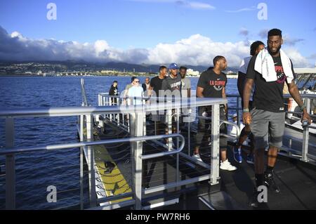 PEARL HARBOR (Sept. 27, 2017) die Spieler von den Los Angeles Clippers Basketball Team begleitet Joint Base Pearl Harbor-Hickam (JBPHH) Service Mitglieder auf einer Tour von JBPHH und die USS Arizona Memorial, Sept. 27. Während auf Oahu für ihre saisonvorbereitung Trainingslager, die gesamte LA Clippers Basketball teams, Trainer und Mitarbeiter nahmen an einer Besichtigung der USS Arizona Memorial. Zusammen mit dem Team, service Mitglieder aus allen Bereichen des Militärs trafen an Merry Punkt Landung, auf JBPHH entfernt, ein Schiff, das sie in die Gedenkstätte nahm zu. Stockfoto
