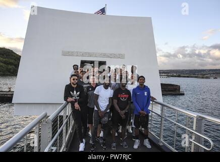 PEARL HARBOR (Sept. 27, 2017) die Spieler von den Los Angeles Clippers Basketball Teams ein Gruppenfoto auf der USS Arizona Memorial, Sept. 27. Während auf Oahu für ihre saisonvorbereitung Trainingslager, die gesamte LA Clippers Basketball teams, Trainer und Mitarbeiter nahmen an einer Besichtigung der USS Arizona Memorial. Zusammen mit dem Team, service Mitglieder aus allen Bereichen des Militärs trafen an Merry Punkt Landung, auf Joint Base Pearl Harbor-Hickam, befindet sich ein Schiff, das sie in die Gedenkstätte nahm zu. Stockfoto