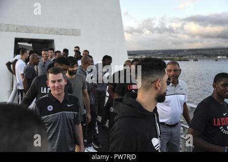 PEARL HARBOR (Sept. 27, 2017) die Spieler von den Los Angeles Clippers Basketball Team begleitet Joint Base Pearl Harbor-Hickam (JBPHH) Service Mitglieder auf einer Tour von JBPHH und der USS Arizona Memorial, an Sept. 27. Während auf Oahu für ihre saisonvorbereitung Trainingslager, die gesamte LA Clippers Basketball teams, Trainer und Mitarbeiter nahmen an einer Besichtigung der USS Arizona Memorial. Zusammen mit dem Team, service Mitglieder aus allen Bereichen des Militärs trafen an Merry Punkt Landung, auf JBPHH entfernt, ein Schiff, das sie in die Gedenkstätte nahm zu. Stockfoto