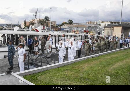 PEARL HARBOR (Sept. 27, 2017) die Spieler von den Los Angeles Clippers Basketball Team begleitet Joint Base Pearl Harbor-Hickam Service Mitglieder während der Wiedergabe von Wasserhähnen, Sept. 27. Während auf Oahu für ihre saisonvorbereitung Trainingslager, die gesamte LA Clippers Basketball teams, Trainer und Mitarbeiter nahmen an einer Besichtigung der USS Arizona Memorial. Zusammen mit dem Team, service Mitglieder aus allen Bereichen des Militärs trafen an Merry Punkt Landung, auf JBPHH entfernt, ein Schiff, das sie in die Gedenkstätte nahm zu. Stockfoto