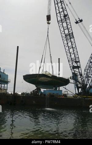 Ein Segelboot durch den Hurrikan Irma verdrängt wird, in der Nähe des Fleming Key Bridge in Key West, Florida, Sept. 28, 2017 gehisst. Mitglieder der Küstenwache und der Fisch- und Wildlife Conservation Kommission durchgeführten Bewertungen und einen Plan das Schiff ohne eine Gefährdung der Umwelt oder Ersthelfer auf Szene zu heben formuliert. Stockfoto