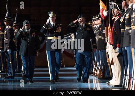 Soldaten, die 3d-US-Infanterie Regiment in einer Abteilung der Armee in den Ruhestand Zeremonie an Conmy Hall, Joint Base Myer-Henderson Hall, Va., Sept. 28, 2017 teilnehmen. 35 Soldaten aus der Armee in den Ruhestand mit einem Kollektiv von insgesamt über 700 Jahren Service. Stockfoto