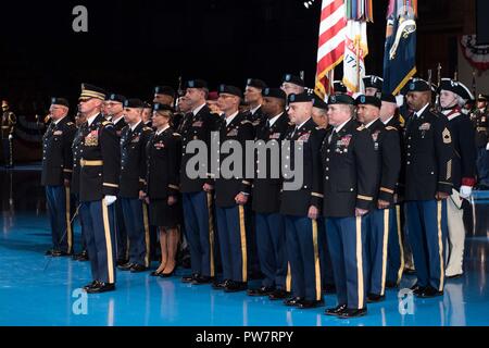 Soldaten, die 3d-US-Infanterie Regiment in einer Abteilung der Armee in den Ruhestand Zeremonie an Conmy Hall, Joint Base Myer-Henderson Hall, Va., Sept. 28, 2017 teilnehmen. 35 Soldaten aus der Armee in den Ruhestand mit einem Kollektiv von insgesamt über 700 Jahren Service. Stockfoto