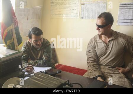 Us Marine Kapitän Jonathan Pucci, rechts, ein Berater mit Task Force Südwesten, spricht mit einem afghanischen nationalen Armee Soldat mit 3. Brigade, 215 Corps in der Nähe von Gereshk, Afghanistan, Sept. 27, 2017. Berater mit der Task Force unterstützen Ihre Afghanischen Nationalen Verteidigung und Sicherheit Kraft Kollegen während des gesamten Betriebs Maiwand Sechs, die Schlacht Verfolgung und Unterstützung aus der Luft. Verschiedene Elemente des ANDSF arbeiten gemeinsam an Aufstand in Gereshk und Umgebung zu zerstören, dann die Sicherheit und staatlichen Einfluß für die lokale Bevölkerung. Stockfoto