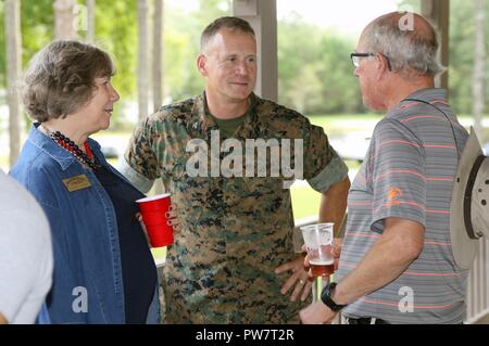 Oberst Todd W. Fähre spricht mit zwei Mitgliedern der Havelock Handelskammer militärische Angelegenheiten Ausschuss während ein Schwein Pickin' Fall an der Marine Corps Air Station Cherry Point, N.C., Sept. 26, 2017 statt. Das Schwein Pickin' Event wird halbjährlich von den Mitgliedern der MAC statt Anerkennung für Service Mitglieder und ihre Familien zu zeigen. Fähre ist die WAB Cherry Point kommandierender Offizier. Stockfoto