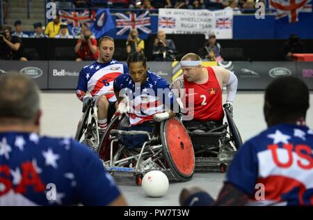 Us Marine Corps veteran Anthony McDaniel, ein ehemaliger Sergeant und Mitglied von Team USA, kämpft für die Kugel während der Rollstuhl Rugby Finale der 2017 Invictus Spiele in der Mattamy Athletic Center in Toronto, Kanada, Sept. 28, 2017. Die Invictus Spiele wurden von Prinz Harry von Wales im Jahr 2014 gegründet und haben zusammen mehr als 550 Verwundeten und verletzten Veteranen Teil in 12 adaptive Sportveranstaltungen zu nehmen. Stockfoto