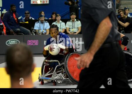 Us Marine Corps veteran Anthony McDaniel, ein ehemaliger Sergeant und Mitglied von Team USA, versucht, den Ball von einem gegnerischen Spieler während der Rollstuhl Rugby Finale der 2017 Invictus Spiele in der Mattamy Athletic Center in Toronto, Kanada, Sept. 28, 2017. Die Invictus Spiele wurden von Prinz Harry von Wales im Jahr 2014 gegründet und haben zusammen mehr als 550 Verwundeten und verletzten Veteranen Teil in 12 adaptive Sportveranstaltungen zu nehmen. Stockfoto