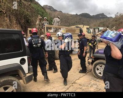 UTUADO, Puerto Rico, Sept. 26, 2017 - Mitglieder des New York Task Force 1 und das Puerto Rico National Guard gelieferten Lebensmittel und Wasser für die Bewohner in der Nähe von Utuado, Puerto Rico, Sept. 26. Stockfoto