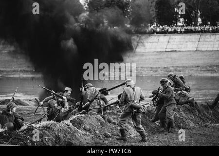 Mogilev, Weißrussland - Mai 08, 2015: Re-enactors als Deutsche Wehrmacht Infanterie Soldaten und russisch-sowjetischen Soldaten der Roten Armee im Zweiten Weltkrieg spielen eine mich angezogen Stockfoto