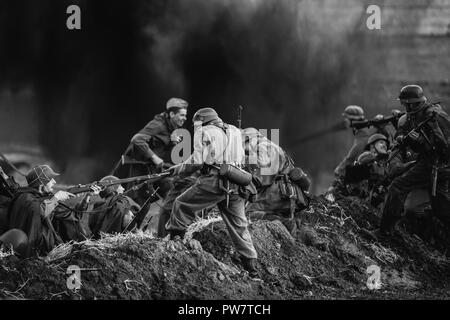 Mogilev, Weißrussland - Mai 08, 2015: Re-enactors als Deutsche Wehrmacht Infanterie Soldaten und russisch-sowjetischen Soldaten der Roten Armee im Zweiten Weltkrieg spielen eine mich angezogen Stockfoto