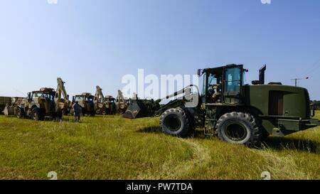 Us-Soldaten in die 178Th Engineer Battalion, South Carolina Army National Guard, Bühne schwere Ausrüstung für den Transport in Puerto Rico am McEntire Joint National Guard. S.C. Sept. 29, 2017. Ingenieure aus South Carolina werden gesendet Puerto Rico mit Wiederaufnahme Bemühungen zu helfen, nachdem Hurrikan Maria die Insel verwüstet. Stockfoto