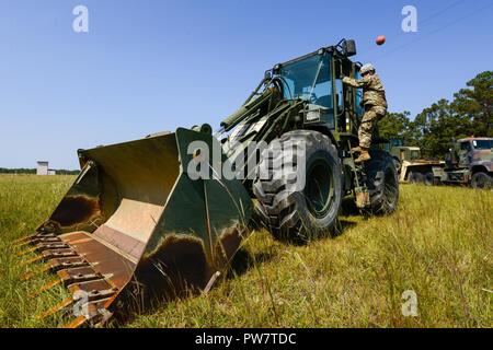 Us-Soldaten in die 178Th Engineer Battalion, South Carolina Army National Guard, Bühne schwere Ausrüstung für den Transport in Puerto Rico am McEntire Joint National Guard. S.C. Sept. 29, 2017. Ingenieure aus South Carolina werden gesendet Puerto Rico mit Wiederaufnahme Bemühungen zu helfen, nachdem Hurrikan Maria die Insel verwüstet. Stockfoto