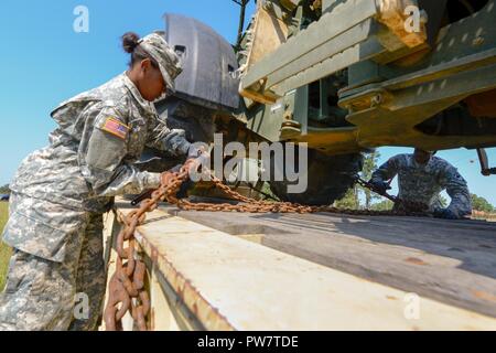 Us-Armee SPC. Lachanda Jackson, ein Bauingenieur an der 178th Engineer Battalion, South Carolina Army National Guard zugeordnet, entlastet die schwere Ausrüstung für den Transport von Puerto Rico auf der McEntire Joint National Guard. S.C. Sept. 29, 2017. Ingenieure aus South Carolina werden gesendet Puerto Rico mit Wiederaufnahme Bemühungen zu helfen, nachdem Hurrikan Maria die Insel verwüstet. Stockfoto