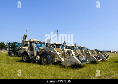 Us-Soldaten in die 178Th Engineer Battalion, South Carolina Army National Guard, Bühne schwere Ausrüstung für den Transport in Puerto Rico am McEntire Joint National Guard. S.C. Sept. 29, 2017. Ingenieure aus South Carolina werden gesendet Puerto Rico mit Wiederaufnahme Bemühungen zu helfen, nachdem Hurrikan Maria die Insel verwüstet. Stockfoto