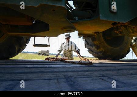 Us-Armee SPC. Lachanda Jackson, ein Bauingenieur an der 178th Engineer Battalion, South Carolina Army National Guard zugeordnet, entlastet die schwere Ausrüstung für den Transport von Puerto Rico auf der McEntire Joint National Guard. S.C. Sept. 29, 2017. Ingenieure aus South Carolina werden gesendet Puerto Rico mit Wiederaufnahme Bemühungen zu helfen, nachdem Hurrikan Maria die Insel verwüstet. Stockfoto