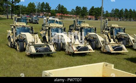 Us-Soldaten in die 178Th Engineer Battalion, South Carolina Army National Guard, Bühne schwere Ausrüstung für den Transport in Puerto Rico am McEntire Joint National Guard. S.C. Sept. 29, 2017. Ingenieure aus South Carolina werden gesendet Puerto Rico mit Wiederaufnahme Bemühungen zu helfen, nachdem Hurrikan Maria die Insel verwüstet. Stockfoto