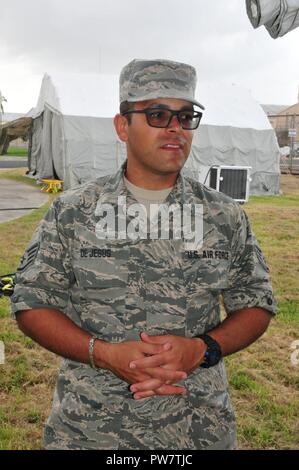 SSgt. Hector de Jesus steht vor der Triage Zelte half er Zusammenbauen für eingehende Umsiedler bei Muniz Air Base in Puerto Rico vorzubereiten. Stockfoto