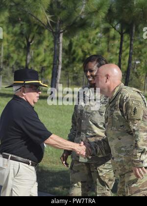 Oberst Patrick Colloton, 7 SFG (A) Kommandant (rechts) und Maj. Kimbia Rey (Mitte), 7th Special Forces Group Public Affairs Commander, grüßen Herrn Mick Dehart der besonderen Kräfte Verband während der Begrüßung der Vietnam Veteranen der Firma Echo, 2nd Battalion, 5th Cavalry, 1st Cavalry Division (Aufklärung), Sept. 26, 2017. In dem Bemühen, die Entwicklung der Unterstützung über Generationen von Service Mitglieder zeigen, Colloton eingeführt die Tierärzte zu den heutigen Special Forces Soldaten und eine Tour des 7 SFG (A) Verbindung. Stockfoto