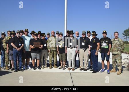 Die 7Th Special Forces Group (Airborne) begrüßte die Vietnam Veteranen der Firma Echo, 2nd Battalion, 5th Cavalry, 1st Cavalry Division (Aufklärung), Sept. 26, 2017, für eine Tour des 7 SFG (A) Verbindung. In dem Bemühen, die Entwicklung der Unterstützung über Generationen von Service Mitglieder zeigen, Oberst Patrick Colloton, 7 SFG (A) Kommandant, bewirtet die Tierärzte für einen Besuch und führte sie zu den heutigen Special Forces Soldaten. Stockfoto