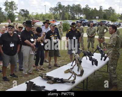 Vietnam Veteranen der Firma Echo, 2nd Battalion, 5th Cavalry, 1st Cavalry Division (Aufklärung) Tour moderne Waffensysteme und Besuch mit Special Forces Soldaten während eines Willkommen der Tierärzte und ihre Familien bis 7 Special Forces Group (Airborne) Compound, Sept. 26, 2017. Stockfoto