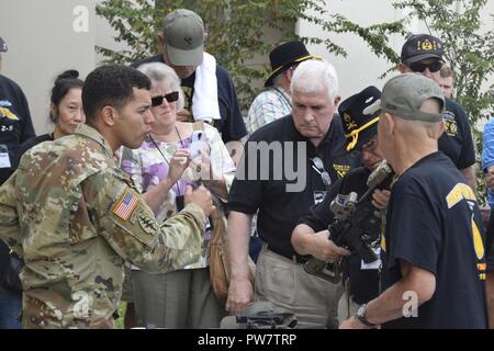 Vietnam Veteranen der Firma Echo, 2nd Battalion, 5th Cavalry, 1st Cavalry Division (Aufklärung) Tour moderne Waffensysteme und Besuch mit Special Forces Soldaten während eines Willkommen der Tierärzte und ihre Familien bis 7 Special Forces Group (Airborne) Compound, Sept. 26, 2017. Stockfoto