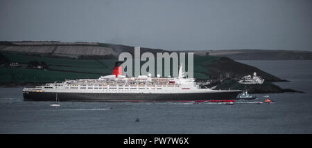 Roches Point, Cork, Irland. 02. Oktober 2008. Cunard Liner Queen Elizabeth 2 Blätter Cork Harbour für die letzte Zeit vor der Pensionierung und o werden Stockfoto