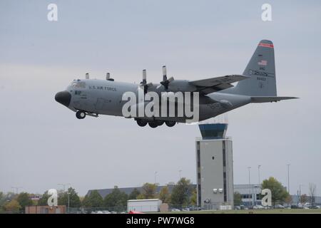 Ein 189Th Airlift Wing, Arkansas Air National Guard, C-130 Flugzeugen zieht aus Hector International Airport, Fargo, N.D., Sept. 30, 2017, Durchführung der Katastrophenhilfe Beddown (Drbs) Ausrüstung von der North Dakota Air National Guard Base auf den US Virgin Islands per Luftbrücke in die Folgen des Hurrikans Irma und Hurrikan Maria. Die drbs ist ein tragbares "Zeltstadt" für 150 Personen Haus, dazu gehört, Duschen, Wäscherei, Latrinen, Wasserreinigung, Generatoren und Energieverteilung. Stockfoto