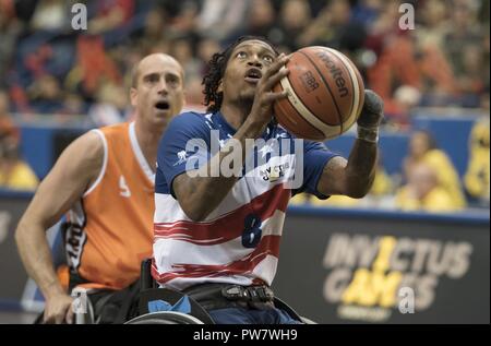 Marine Corps veteran Sgt. Anthony McDaniel nimmt einen Schuß als Team uns Niederlagen Niederlande die Goldmedaille im Rollstuhl Basketball am Mattamy Zentrum während des 2017 Invictus Spiele in Toronto am 30. September 2017 zu gewinnen. Die Invictus Games, von Prinz Harry im Jahr 2014 gegründet, vereint die Verwundeten und verletzten Veteranen aus 17 Nationen für 12 adaptive Sportveranstaltungen, einschließlich Leichtathletik, Rollstuhl basketball Rollstuhl Rugby, Schwimmen, Volleyball, und Neu in der 2017 Spiele, Golf. Stockfoto