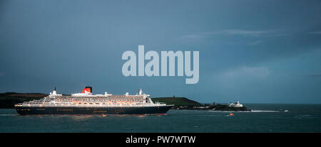 Roches Point, Cork, Irland. 21. Oktober 2009. Cunard Liner Queen Mary 2 Blätter Cork Harbour Roches Point Lighthouse in Cork Harbour, Ir Stockfoto