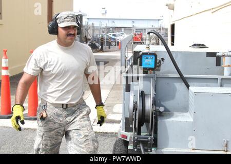 Airman 1st Class Pedro Pedraza und Staff Sgt. Carlos Arroyo reisen mit einem Generator Lage an Muniz Air National Guard Base, Oktober 1, 2017. Die beiden Piloten sind Mitglieder der Puerto Rico Air National Guard und arbeiten daran, die Generatoren an der Air Base am Laufen zu halten. Der Puerto Rico Air National Guard arbeitet mit vielen Bundes- und lokalen Agenturen in Reaktion auf die Beschädigung von Puerto Rico durch Hurrikan Maria, der die Insel Gebiet an Sept. 20, 2017 Hit verursacht. Stockfoto