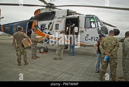 San Juan, PR, 30. September 2017 - die Mitglieder der Puerto Rico National Guard Hilfe laden Mahlzeiten die FEMA in Hubschrauber zur Verfügung gestellt, die Lebensmittel an den Gemeinden des Comerío und Eldorado zu liefern. Yuisa Rios/FEMA Stockfoto