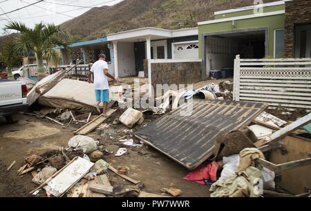 Comerío, PR, 30. September 2017 - die Bewohner in der Nähe der Innenstadt von Comerío alles verloren nach dem Fluss La Plata ihre Häuser überflutet, als Folge der starken Regen brachte der Hurrikan Maria. Yuisa Rios/FEMA Stockfoto