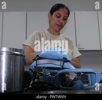 Staff Sgt. Yaritz Maldonado arbeitet mit Air Crew Life Support Equipment Muniz Air National Guard Base, Carolina, Puerto Rico, Sept. 28, 2017. Maldonado ist Mitglied der Puerto Rico Air National Guard und ist einer von Hunderten von Puerto Rico Citizen-Airmen auf Aufgabe nach dem Hurrikan Maria. Stockfoto