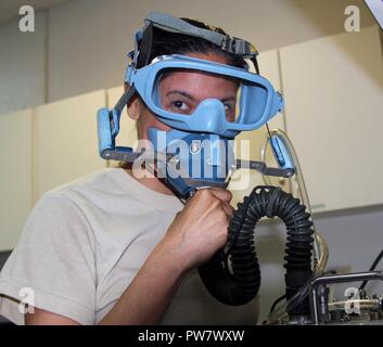 Staff Sgt. Yaritz Maldonado arbeitet mit Air Crew Life Support Equipment Muniz Air National Guard Base, Carolina, Puerto Rico, Sept. 28, 2017. Maldonado ist Mitglied der Puerto Rico Air National Guard und ist einer von Hunderten von Puerto Rico Citizen-Airmen auf Aufgabe nach dem Hurrikan Maria. Stockfoto