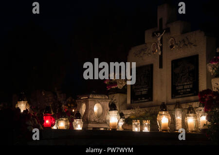 Kerzen für All Souls' Day auf dem Friedhof Stockfoto