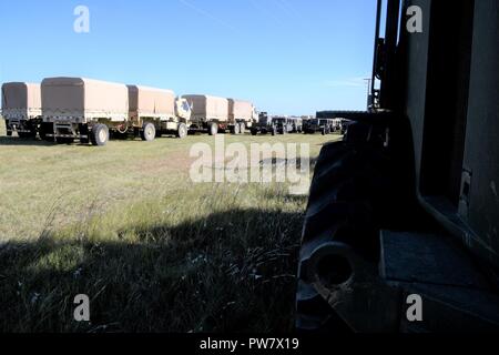 Us-Soldaten in die 122Th und 178Th Engineer Bataillone, South Carolina Army National Guard, Bühne schwere Ausrüstung für den Transport in Puerto Rico am McEntire Joint National Guard. S.C. Okt. 1, 2017. Ingenieure aus South Carolina werden gesendet Puerto Rico mit Wiederaufnahme Bemühungen zu helfen, nachdem Hurrikan Maria die Insel verwüstet. Stockfoto