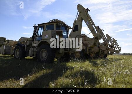 Us-Soldaten in die 178Th Engineer Battalion, South Carolina Army National Guard, Bühne schwere Ausrüstung für den Transport in Puerto Rico am McEntire Joint National Guard. S.C. Okt. 1, 2017. Ingenieure aus South Carolina werden gesendet Puerto Rico mit Wiederaufnahme Bemühungen zu helfen, nachdem Hurrikan Maria die Insel verwüstet. Stockfoto