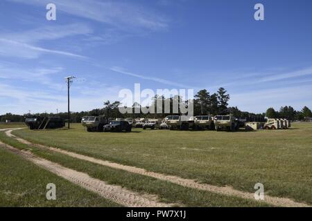 Us-Soldaten in die 122Th und 178Th Engineer Bataillone, South Carolina Army National Guard, Bühne schwere Ausrüstung für den Transport in Puerto Rico am McEntire Joint National Guard. S.C. Okt. 1, 2017. Ingenieure aus South Carolina werden gesendet Puerto Rico mit Wiederaufnahme Bemühungen zu helfen, nachdem Hurrikan Maria die Insel verwüstet. Stockfoto