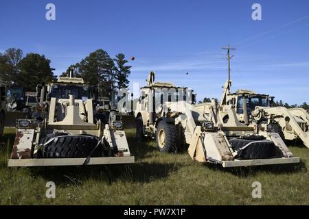 Us-Soldaten in die 178Th Engineer Battalion, South Carolina Army National Guard, Bühne schwere Ausrüstung für den Transport in Puerto Rico am McEntire Joint National Guard. S.C. Okt. 1, 2017. Ingenieure aus South Carolina werden gesendet Puerto Rico mit Wiederaufnahme Bemühungen zu helfen, nachdem Hurrikan Maria die Insel verwüstet. Stockfoto