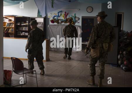 Us-Marines mit Joint Task Force - Leeward Inseln ein Umherziehender patrouille am Ross Universitätsschule von Medizin in Portsmouth, Dominica, Sept. 27, 2017. Die Marines wurden für die Sicherheit, während das US-Außenministerium den Campus als Staging Area US-Bürger auf der Insel in der Wirbelsturm Maria gestrandet zu lokalisieren verwendet beauftragt. Auf Anfrage der Partnerländer und sowohl das State Department und der US-Agentur für Internationale Entwicklung, JTF-LI hat Flugzeuge und Service Mitglieder zu den Bereichen in der östlichen Karibik bereitgestellt, die von den Hurrikanen Irma und Maria. Th Stockfoto