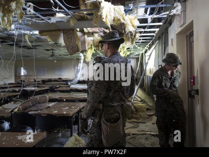 Us-Marines mit Joint Task Force - Leeward Inseln ein Umherziehender patrouille am Ross Universitätsschule von Medizin in Portsmouth, Dominica, Sept. 27, 2017. Die Marines wurden für die Sicherheit, während das US-Außenministerium den Campus als Staging Area US-Bürger auf der Insel in der Wirbelsturm Maria gestrandet zu lokalisieren verwendet beauftragt. Auf Anfrage der Partnerländer und sowohl das State Department und der US-Agentur für Internationale Entwicklung, JTF-LI hat Flugzeuge und Service Mitglieder zu den Bereichen in der östlichen Karibik bereitgestellt, die von den Hurrikanen Irma und Maria. Th Stockfoto