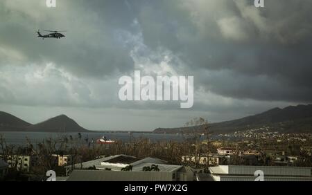 Ein U.S. Navy SH-60 Seahawk Transport der US-Marines, beide mit Joint Task Force - Leeward Inseln, über Ross Universitätsschule von Medizin in Portsmouth, Dominica, Sept. 27, 2017. Die Marines wurden für die Sicherheit, während das US-Außenministerium den Campus als Staging Area US-Bürger auf der Insel in der Wirbelsturm Maria gestrandet zu lokalisieren verwendet beauftragt. Auf Anfrage der Partnerländer und sowohl das State Department und der US-Agentur für Internationale Entwicklung, JTF-LI hat Flugzeuge und Service Mitglieder zu den Bereichen in der östlichen Karibik bereitgestellt von hurri Stockfoto