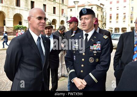 Von links: Dr. Giuseppe Petronzi, Vicenza Polizeichef, erfüllt die U.S. Army Oberst Erik M. Berdy, U.S. Army Garrison Italien Commander, während des Festes des Hl. Michael an der Kirche Santa Maria dei Servi, Vicenza, Italien, Sept. 29, 2017. St. Michael ist der Patron für beide Fallschirmjäger und italienischen Ordnungskräfte. Stockfoto